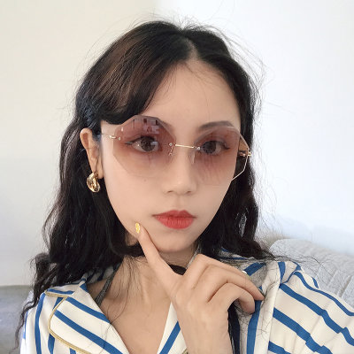 【网红墨镜女街拍 菱形气质简约透明无边框设