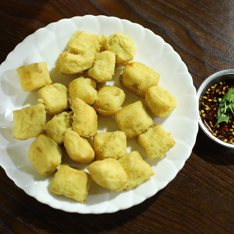 云南石屏正宗特产包浆小豆腐建水西门烧烤臭豆腐零食小吃新鲜烧豆腐