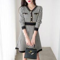 2022春季新款时尚减龄赫本风气质v领格纹针织连衣裙女装小香风裙子(黑色 XL)