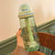 可爱儿童吸管水杯女生高颜值创意水瓶ins风学生外带便携杯子塑料(绿色580ml)