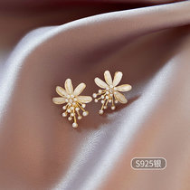 气质花朵珍珠耳环女独特小众设计感耳钉2021年新款潮仙气耳饰(花朵珍珠耳钉（银针） 默认版本)